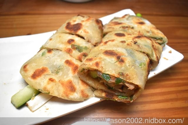 新北板橋巷弄美食 | 板凳麵 手工現擀的眷村美食 捲餅Q彈有勁 份量飽足 招牌炙燒牛五花湯 濃郁醇厚