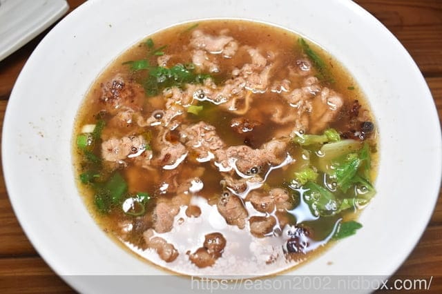 新北板橋巷弄美食 | 板凳麵 手工現擀的眷村美食 捲餅Q彈有勁 份量飽足 招牌炙燒牛五花湯 濃郁醇厚