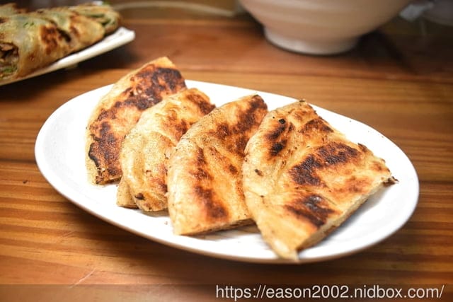 新北板橋巷弄美食 | 板凳麵 手工現擀的眷村美食 捲餅Q彈有勁 份量飽足 招牌炙燒牛五花湯 濃郁醇厚