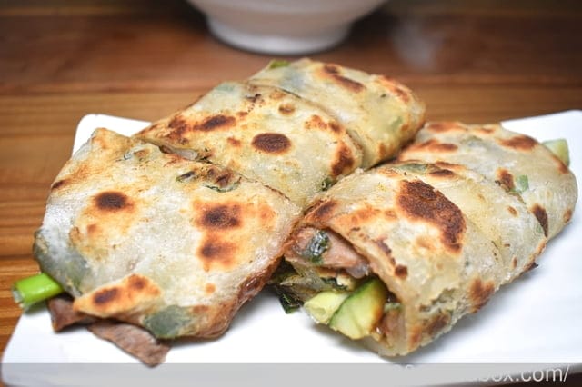 新北板橋巷弄美食 | 板凳麵 手工現擀的眷村美食 捲餅Q彈有勁 份量飽足 招牌炙燒牛五花湯 濃郁醇厚