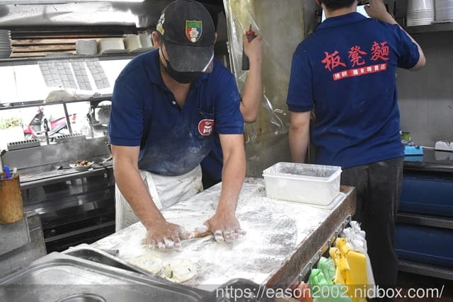 新北板橋巷弄美食 | 板凳麵 手工現擀的眷村美食 捲餅Q彈有勁 份量飽足 招牌炙燒牛五花湯 濃郁醇厚