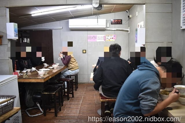 新北板橋巷弄美食 | 板凳麵 手工現擀的眷村美食 捲餅Q彈有勁 份量飽足 招牌炙燒牛五花湯 濃郁醇厚