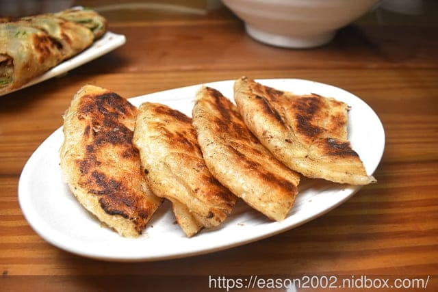 新北板橋巷弄美食 | 板凳麵 手工現擀的眷村美食 捲餅Q彈有勁 份量飽足 招牌炙燒牛五花湯 濃郁醇厚