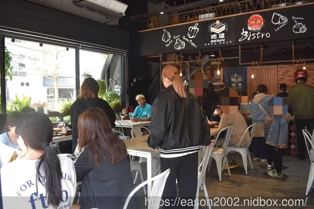 桃園人最不想公開的口袋名單早午餐 | Eat Here 吃這炭火土司 桃園丹丹！早午餐吃麵線加經典肉羹超澎湃  超狂 10 公分厚 無麵包重磅三層炸雞漢堡／三層酥脆卡拉雞加滿滿塔塔醬超罪惡！
