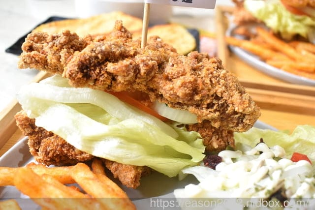 桃園人最不想公開的口袋名單早午餐 | Eat Here 吃這炭火土司 桃園丹丹！早午餐吃麵線加經典肉羹超澎湃  超狂 10 公分厚 無麵包重磅三層炸雞漢堡／三層酥脆卡拉雞加滿滿塔塔醬超罪惡！