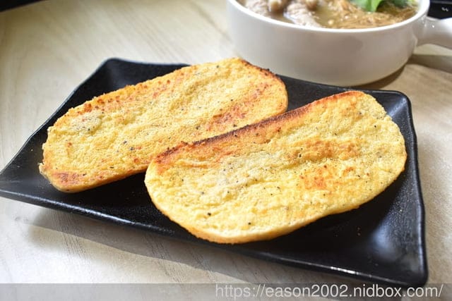 桃園人最不想公開的口袋名單早午餐 | Eat Here 吃這炭火土司 桃園丹丹！早午餐吃麵線加經典肉羹超澎湃  超狂 10 公分厚 無麵包重磅三層炸雞漢堡／三層酥脆卡拉雞加滿滿塔塔醬超罪惡！