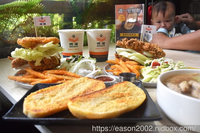 桃園人最不想公開的口袋名單早午餐 | Eat Here 吃這炭火土司 桃園丹丹！早午餐吃麵線加經典肉羹超澎湃  超狂 10 公分厚 無麵包重磅三層炸雞漢堡／三層酥脆卡拉雞加滿滿塔塔醬超罪惡！