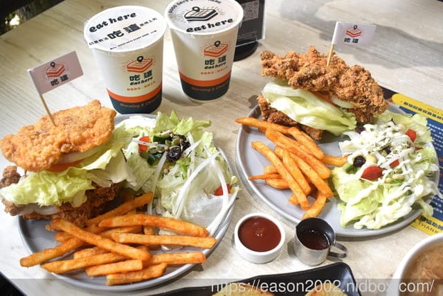 桃園人最不想公開的口袋名單早午餐 | Eat Here 吃這炭火土司 桃園丹丹！早午餐吃麵線加經典肉羹超澎湃  超狂 10 公分厚 無麵包重磅三層炸雞漢堡／三層酥脆卡拉雞加滿滿塔塔醬超罪惡！