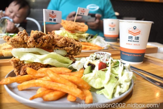 桃園人最不想公開的口袋名單早午餐 | Eat Here 吃這炭火土司 桃園丹丹！早午餐吃麵線加經典肉羹超澎湃  超狂 10 公分厚 無麵包重磅三層炸雞漢堡／三層酥脆卡拉雞加滿滿塔塔醬超罪惡！