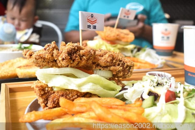 桃園人最不想公開的口袋名單早午餐 | Eat Here 吃這炭火土司 桃園丹丹！早午餐吃麵線加經典肉羹超澎湃  超狂 10 公分厚 無麵包重磅三層炸雞漢堡／三層酥脆卡拉雞加滿滿塔塔醬超罪惡！