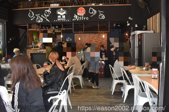 桃園人最不想公開的口袋名單早午餐 | Eat Here 吃這炭火土司 桃園丹丹！早午餐吃麵線加經典肉羹超澎湃  超狂 10 公分厚 無麵包重磅三層炸雞漢堡／三層酥脆卡拉雞加滿滿塔塔醬超罪惡！