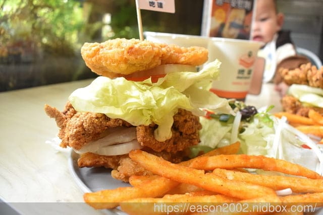 桃園人最不想公開的口袋名單早午餐 | Eat Here 吃這炭火土司 桃園丹丹！早午餐吃麵線加經典肉羹超澎湃  超狂 10 公分厚 無麵包重磅三層炸雞漢堡／三層酥脆卡拉雞加滿滿塔塔醬超罪惡！