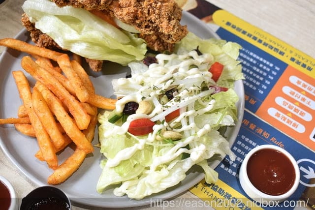 桃園人最不想公開的口袋名單早午餐 | Eat Here 吃這炭火土司 桃園丹丹！早午餐吃麵線加經典肉羹超澎湃  超狂 10 公分厚 無麵包重磅三層炸雞漢堡／三層酥脆卡拉雞加滿滿塔塔醬超罪惡！