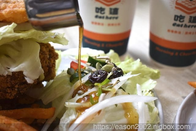 桃園人最不想公開的口袋名單早午餐 | Eat Here 吃這炭火土司 桃園丹丹！早午餐吃麵線加經典肉羹超澎湃  超狂 10 公分厚 無麵包重磅三層炸雞漢堡／三層酥脆卡拉雞加滿滿塔塔醬超罪惡！