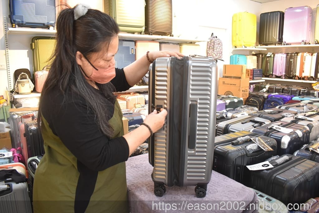 桃園行李箱推薦 | 黑箱作業 桃園行李箱專賣店 登機前，擔心突然想從行李箱拿東西，會找不到嗎！？前開式行李箱，讓你不再東翻西找，大容量、高承重力，還有純CP材質+防爆拉鍊