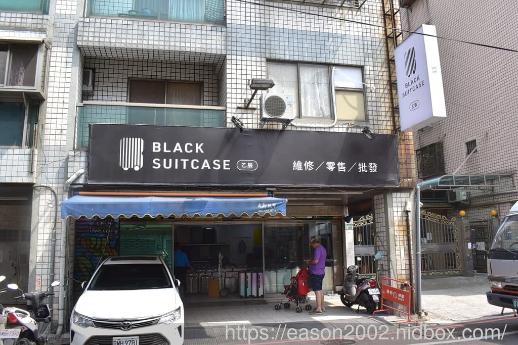 桃園行李箱推薦 | 黑箱作業 桃園行李箱專賣店 登機前，擔心突然想從行李箱拿東西，會找不到嗎！？前開式行李箱，讓你不再東翻西找，大容量、高承重力，還有純CP材質+防爆拉鍊