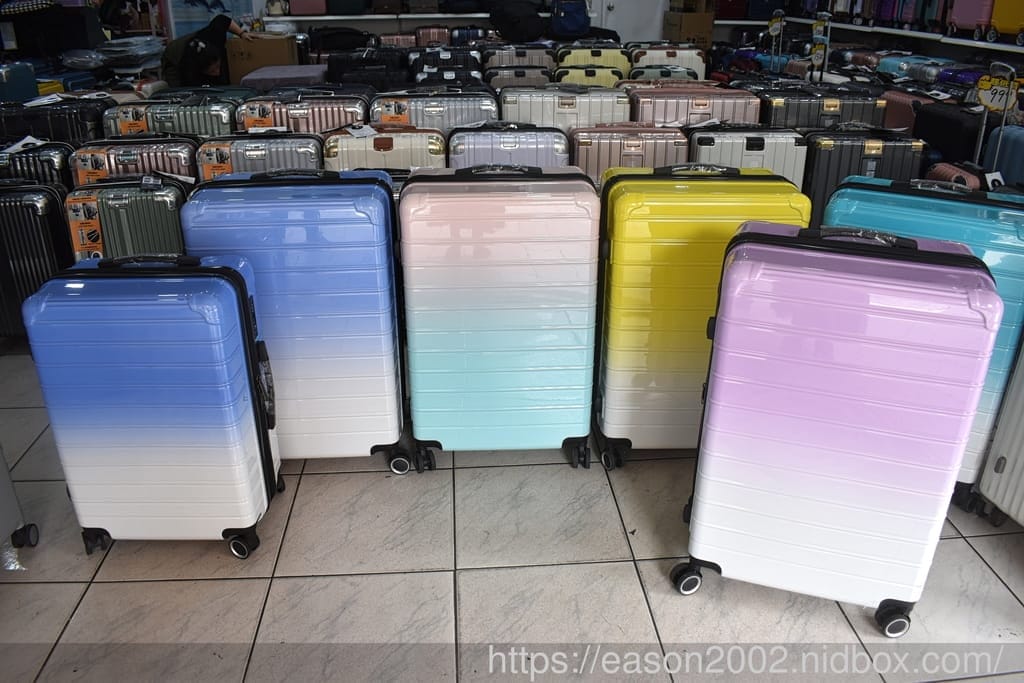 桃園行李箱推薦 | 黑箱作業 桃園行李箱專賣店 登機前，擔心突然想從行李箱拿東西，會找不到嗎！？前開式行李箱，讓你不再東翻西找，大容量、高承重力，還有純CP材質+防爆拉鍊