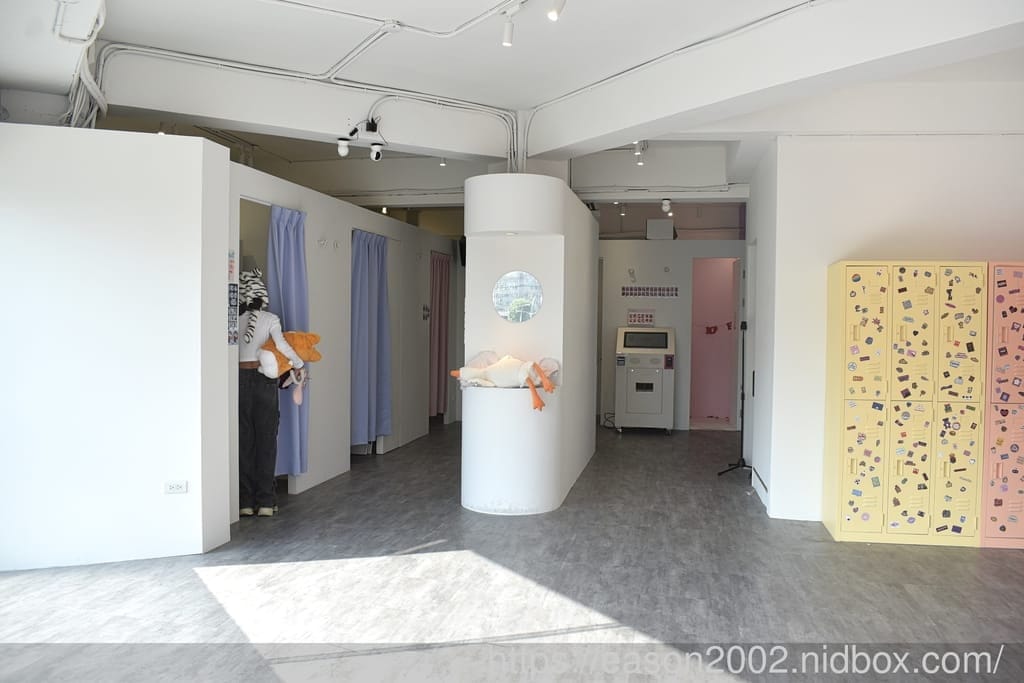 Ucube 韓式拍貼 台中一中店 | 全台第一間複合式韓式拍貼館 免費夢幻換衣間、整髮器、各式服裝、配飾 現場列印之外，另外還有電子檔（敲可愛的動動GIF）