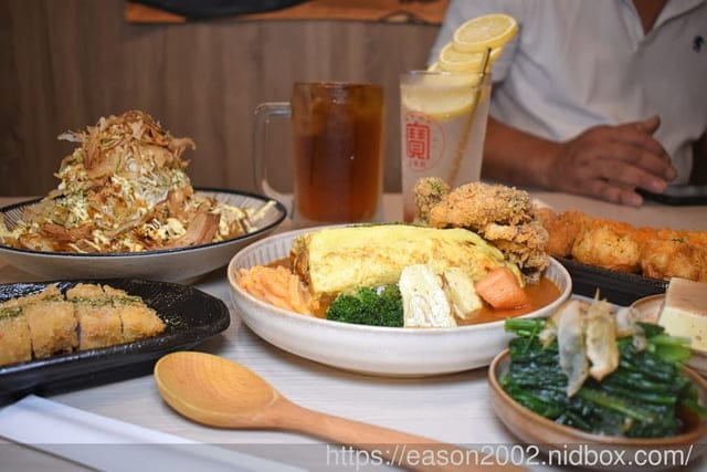 新莊最強咖哩飯 | 喜歡咖哩 中原店 蘊藏馬鈴薯香氣的咖哩醬汁 升級B套餐 起司厚蛋蓋在飯上 晉級的濃郁香氣 超逼人～！！！日式梅酒、沙瓦、啤酒，來店第一杯只要NT$50