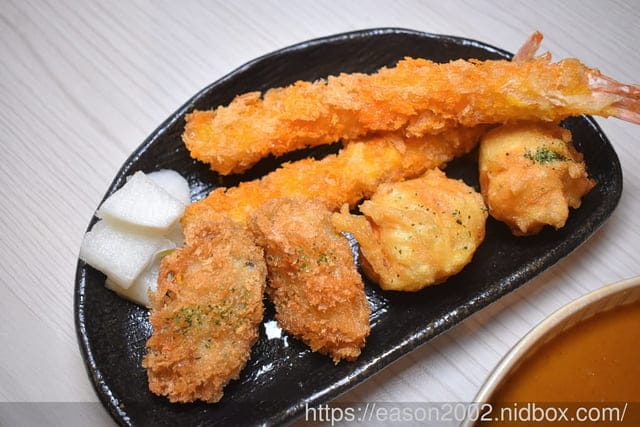 新莊最強咖哩飯 | 喜歡咖哩 中原店 蘊藏馬鈴薯香氣的咖哩醬汁 升級B套餐 起司厚蛋蓋在飯上 晉級的濃郁香氣 超逼人～！！！日式梅酒、沙瓦、啤酒，來店第一杯只要NT$50