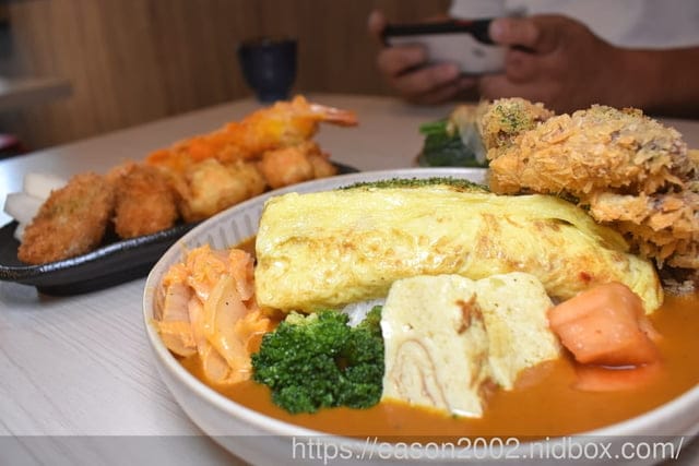 新莊最強咖哩飯 | 喜歡咖哩 中原店 蘊藏馬鈴薯香氣的咖哩醬汁 升級B套餐 起司厚蛋蓋在飯上 晉級的濃郁香氣 超逼人～！！！日式梅酒、沙瓦、啤酒，來店第一杯只要NT$50