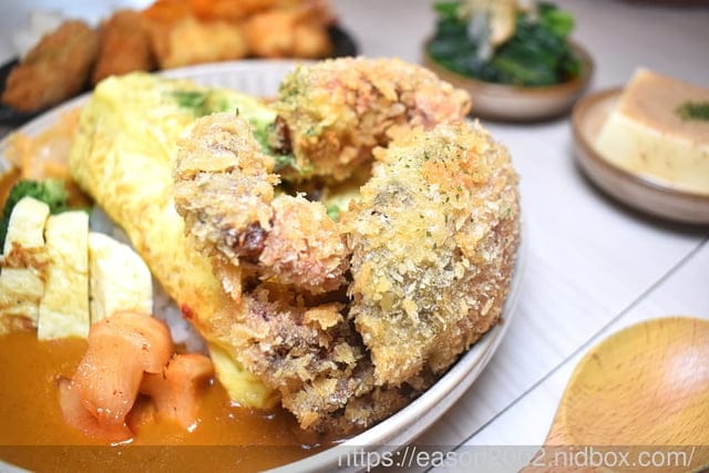 新莊最強咖哩飯 | 喜歡咖哩 中原店 蘊藏馬鈴薯香氣的咖哩醬汁 升級B套餐 起司厚蛋蓋在飯上 晉級的濃郁香氣 超逼人～！！！日式梅酒、沙瓦、啤酒，來店第一杯只要NT$50