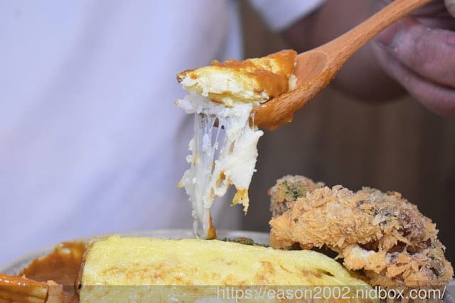 新莊最強咖哩飯 | 喜歡咖哩 中原店 蘊藏馬鈴薯香氣的咖哩醬汁 升級B套餐 起司厚蛋蓋在飯上 晉級的濃郁香氣 超逼人～！！！日式梅酒、沙瓦、啤酒，來店第一杯只要NT$50