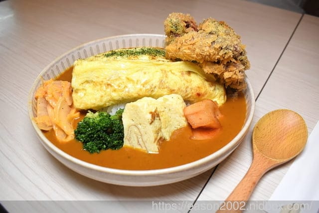 新莊最強咖哩飯 | 喜歡咖哩 中原店 蘊藏馬鈴薯香氣的咖哩醬汁 升級B套餐 起司厚蛋蓋在飯上 晉級的濃郁香氣 超逼人～！！！日式梅酒、沙瓦、啤酒，來店第一杯只要NT$50