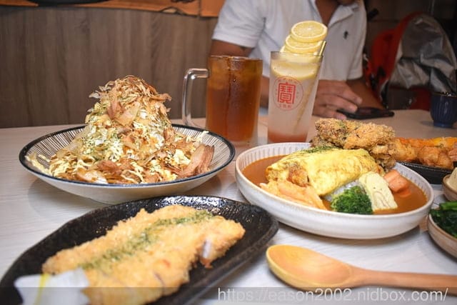 新莊最強咖哩飯 | 喜歡咖哩 中原店 蘊藏馬鈴薯香氣的咖哩醬汁 升級B套餐 起司厚蛋蓋在飯上 晉級的濃郁香氣 超逼人～！！！日式梅酒、沙瓦、啤酒，來店第一杯只要NT$50
