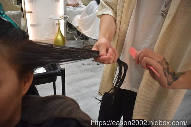 板橋染髮推薦 | AZONE髮廊-新月殿 染髮不分長短均一價 護髮買一送一 鉑金修護髮膜，持續有感一個月～！！！