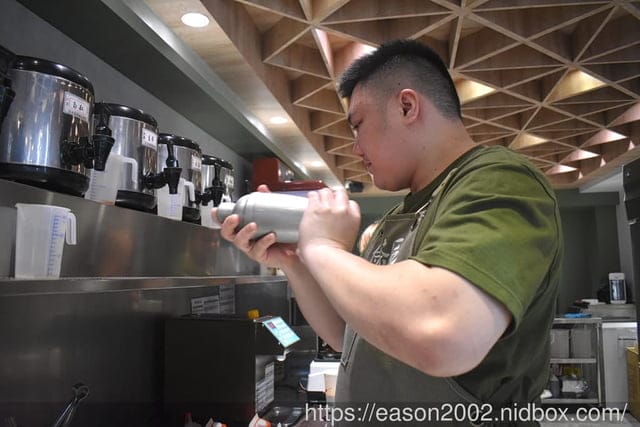 盤點西門町手搖「侍茶匠」必喝TOP 3，內行人必點超浮誇4公分厚 豆乳奶蓋|新品抹茶每杯手刷 30 秒！被抹茶耽誤的豆乳奶蓋專門店