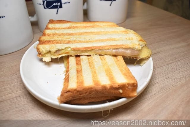三重不限時咖啡廳 | Cozy coffee 可集咖啡 三重門市 免百元咖啡，待一下午 舒適空間 附設插座、免費wifi