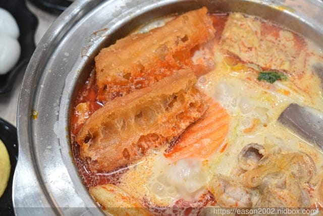 百元鍋物也有免費自助吧吃到飽！？ | 逸小鍋鍋物蘆洲店 湯頭多達20多種可以選擇，還有4款素食湯底 肉品買一送一
