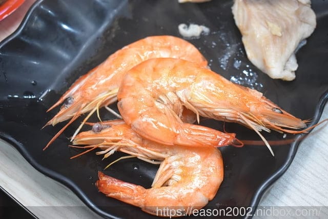 百元鍋物也有免費自助吧吃到飽！？ | 逸小鍋鍋物蘆洲店 湯頭多達20多種可以選擇，還有4款素食湯底 肉品買一送一