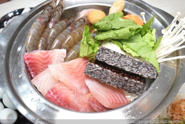 百元鍋物也有免費自助吧吃到飽！？ | 逸小鍋鍋物蘆洲店 湯頭多達20多種可以選擇，還有4款素食湯底 肉品買一送一