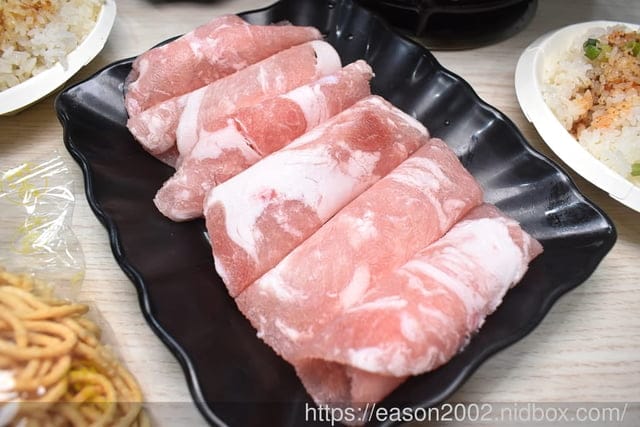 百元鍋物也有免費自助吧吃到飽！？ | 逸小鍋鍋物蘆洲店 湯頭多達20多種可以選擇，還有4款素食湯底 肉品買一送一