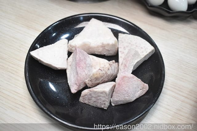 百元鍋物也有免費自助吧吃到飽！？ | 逸小鍋鍋物蘆洲店 湯頭多達20多種可以選擇，還有4款素食湯底 肉品買一送一