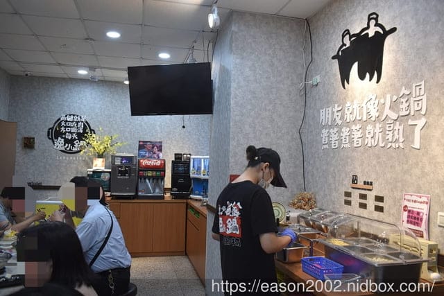百元鍋物也有免費自助吧吃到飽！？ | 逸小鍋鍋物蘆洲店 湯頭多達20多種可以選擇，還有4款素食湯底 肉品買一送一