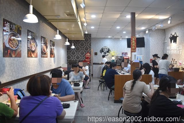 百元鍋物也有免費自助吧吃到飽！？ | 逸小鍋鍋物蘆洲店 湯頭多達20多種可以選擇，還有4款素食湯底 肉品買一送一