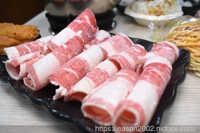 百元鍋物也有免費自助吧吃到飽！？ | 逸小鍋鍋物蘆洲店 湯頭多達20多種可以選擇，還有4款素食湯底 肉品買一送一