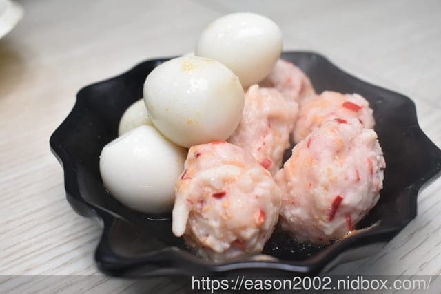 百元鍋物也有免費自助吧吃到飽！？ | 逸小鍋鍋物蘆洲店 湯頭多達20多種可以選擇，還有4款素食湯底 肉品買一送一