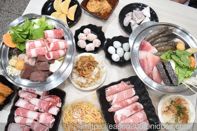 百元鍋物也有免費自助吧吃到飽！？ | 逸小鍋鍋物蘆洲店 湯頭多達20多種可以選擇，還有4款素食湯底 肉品買一送一