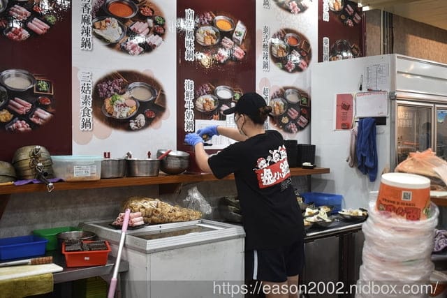 百元鍋物也有免費自助吧吃到飽！？ | 逸小鍋鍋物蘆洲店 湯頭多達20多種可以選擇，還有4款素食湯底 肉品買一送一