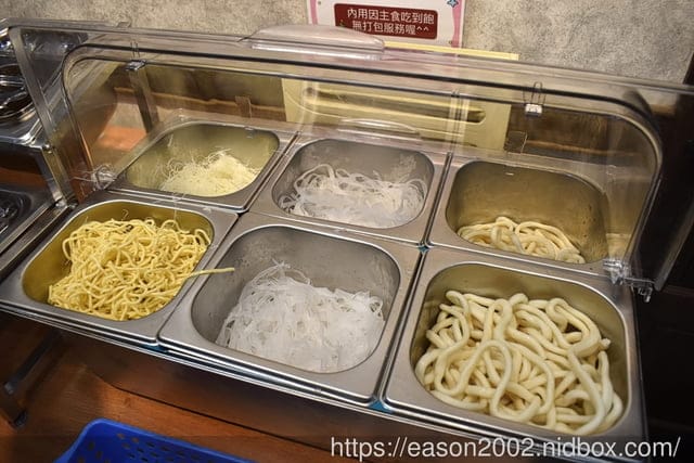 百元鍋物也有免費自助吧吃到飽！？ | 逸小鍋鍋物蘆洲店 湯頭多達20多種可以選擇，還有4款素食湯底 肉品買一送一