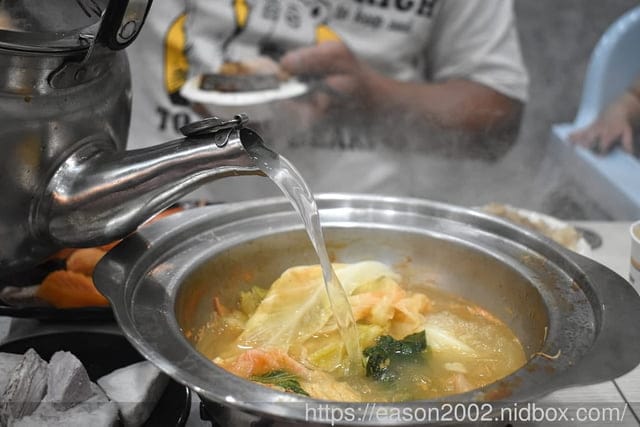 百元鍋物也有免費自助吧吃到飽！？ | 逸小鍋鍋物蘆洲店 湯頭多達20多種可以選擇，還有4款素食湯底 肉品買一送一