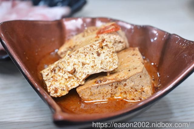 百元鍋物也有免費自助吧吃到飽！？ | 逸小鍋鍋物蘆洲店 湯頭多達20多種可以選擇，還有4款素食湯底 肉品買一送一