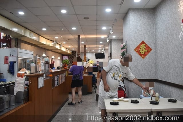 百元鍋物也有免費自助吧吃到飽！？ | 逸小鍋鍋物蘆洲店 湯頭多達20多種可以選擇，還有4款素食湯底 肉品買一送一