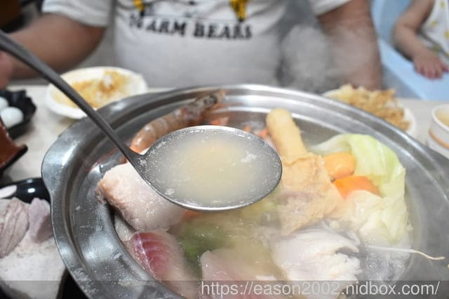 百元鍋物也有免費自助吧吃到飽！？ | 逸小鍋鍋物蘆洲店 湯頭多達20多種可以選擇，還有4款素食湯底 肉品買一送一