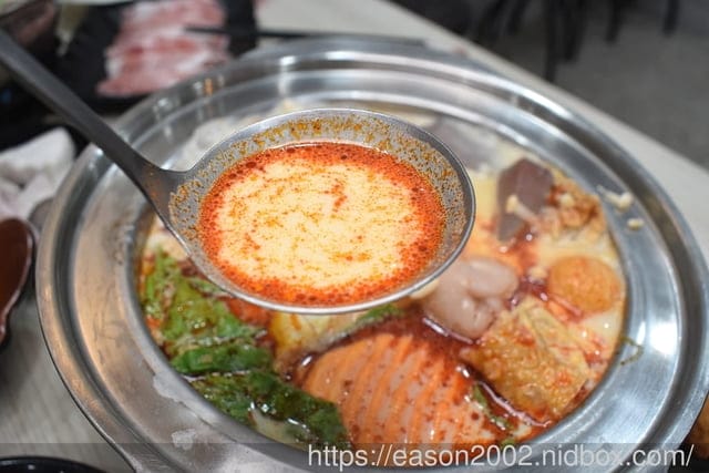 百元鍋物也有免費自助吧吃到飽！？ | 逸小鍋鍋物蘆洲店 湯頭多達20多種可以選擇，還有4款素食湯底 肉品買一送一