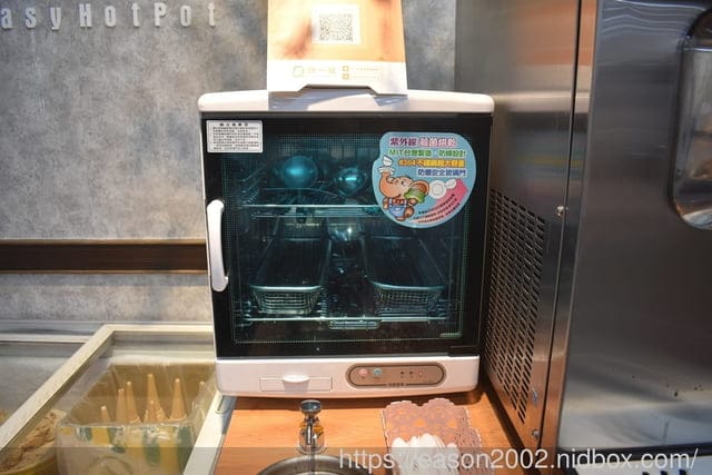 百元鍋物也有免費自助吧吃到飽！？ | 逸小鍋鍋物蘆洲店 湯頭多達20多種可以選擇，還有4款素食湯底 肉品買一送一